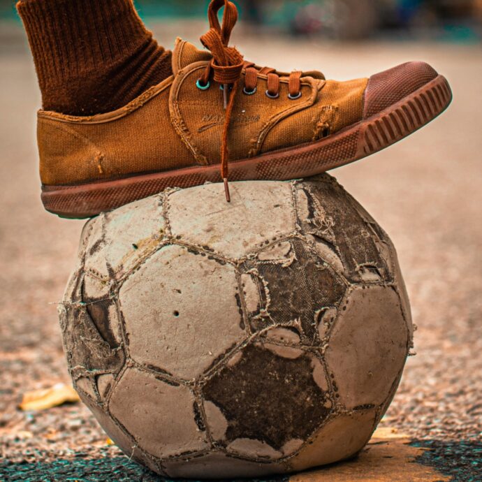 Ragazzini multati perché giocavano a pallone in piazza: i genitori dovranno pagare una multa da 50 euro