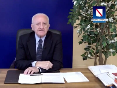 Copertina di De Luca: “Grande politica? Fatta di fumo a manovella. Nessuno ha la sensibilità per dire una parola su Gaza”