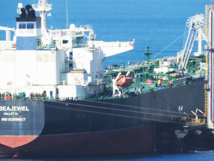 Attentato alla petroliera Seajewel: le foto del blitz, i sospetti su Kiev e la flotta fantasma