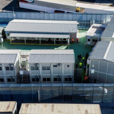 Copertina di Migranti, altri bluff in Albania: i Cpr costano e sfidano le leggi