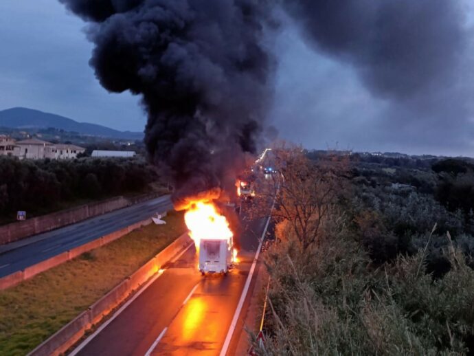 Assalto a portavalori: ritrovata un’auto. Il testimone: “Il rapinatore mi ha guardato e ha sparato verso di me”