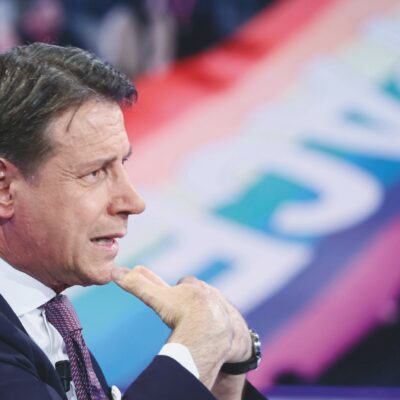 Copertina di Armi, mozioni 5S ovunque. Destra confusa, fuga dem