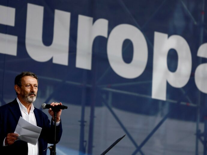 Roma, piovono esposti sulla piazza per l’Europa di Repubblica e Michele Serra