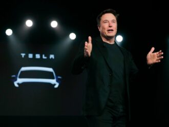 Gli uomini più ricchi del mondo? Nella classifica Forbes torna Elon Musk, seguito da Zuckerberg e Bezos. Tra gli italiani “vince” Giovanni Ferrero