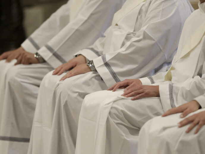 Don Marelli, almeno 15 ragazzi coinvolti nel caso degli abusi sessuali. La rabbia delle famiglie per la chat della parrocchia di Seregno