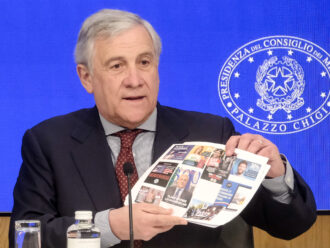 Cittadinanza, leghisti contro Tajani: “La stretta sugli oriundi va modificata”. Fi: “L’hanno votata anche i loro ministri”