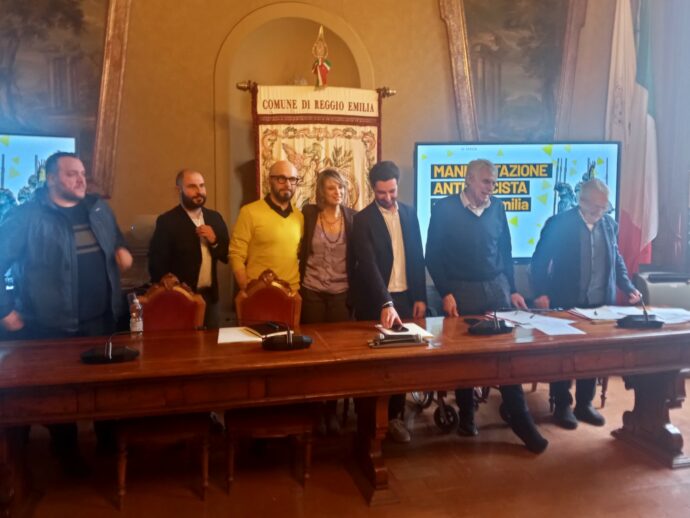 Reggio Emilia, manifestazione antifascista in risposta al presidio di estrema destra: “Non possiamo voltarci dall’altra parte”
