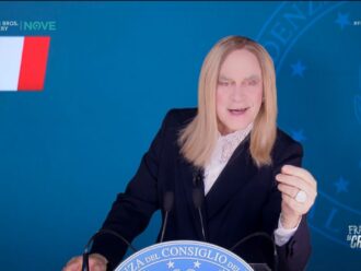 Copertina di Crozza-Meloni perde il controllo: “È arrivato il momento dell’uomo forte al governo…”
