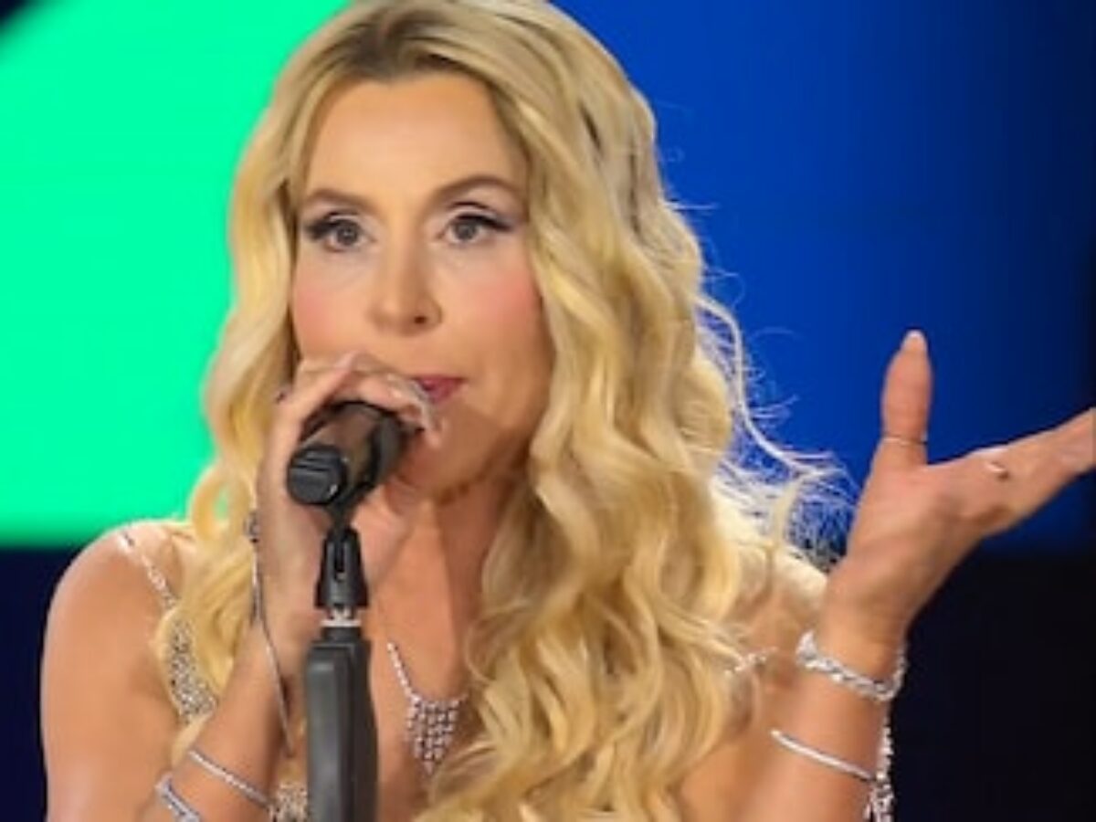 “Sono stata malissimo”: Valeria Marini non si presenta alle prove di “Ne vedremo delle belle” e abbandona la Whatsapp, ecco cosa è successo