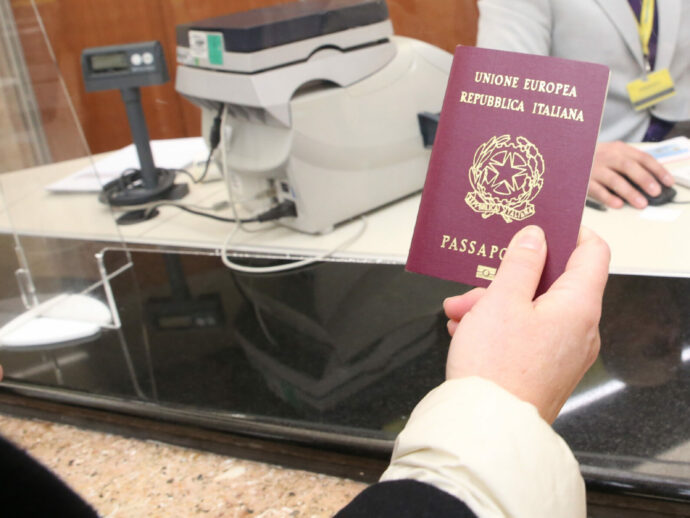 Cittadinanza, gli italiani del Sudamerica contro la stretta di Tajani: “Danni morali ed economici, grande delusione”