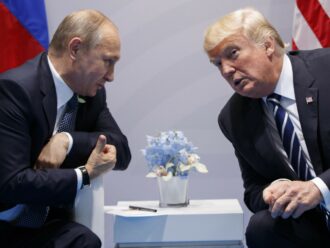 Guerra Russia Ucraina – Trump “molto arrabbiato” con Putin, la minaccia: “Senza intesa, dazi sul loro petrolio “