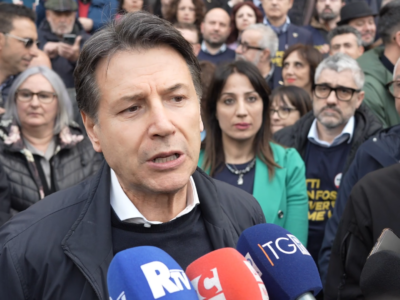 Copertina di Conte risponde a Meloni e Calenda: “No al partito delle armi, i soldi servono per scuole e sanità”