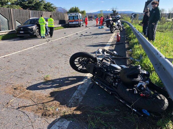 Auto falcia 5 moto sulla Gardesana: 4 feriti gravi. Conducente positivo all’alcol test, arrestato