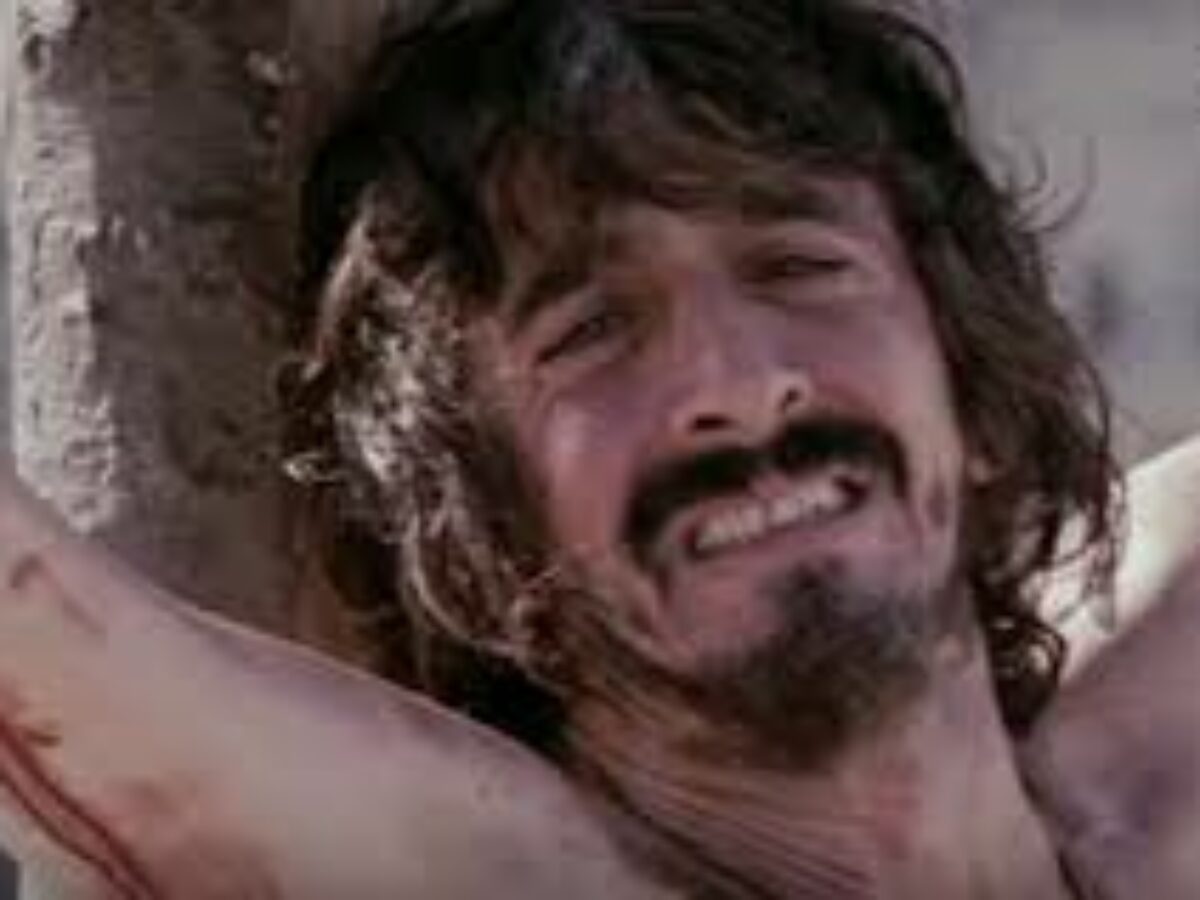 “Sono finito in depressione a causa de ‘La Passione di Cristo’: ore appeso alla croce, c’era chi vedeva la Madonna”. La surreale esperienza di Sergio Rubini