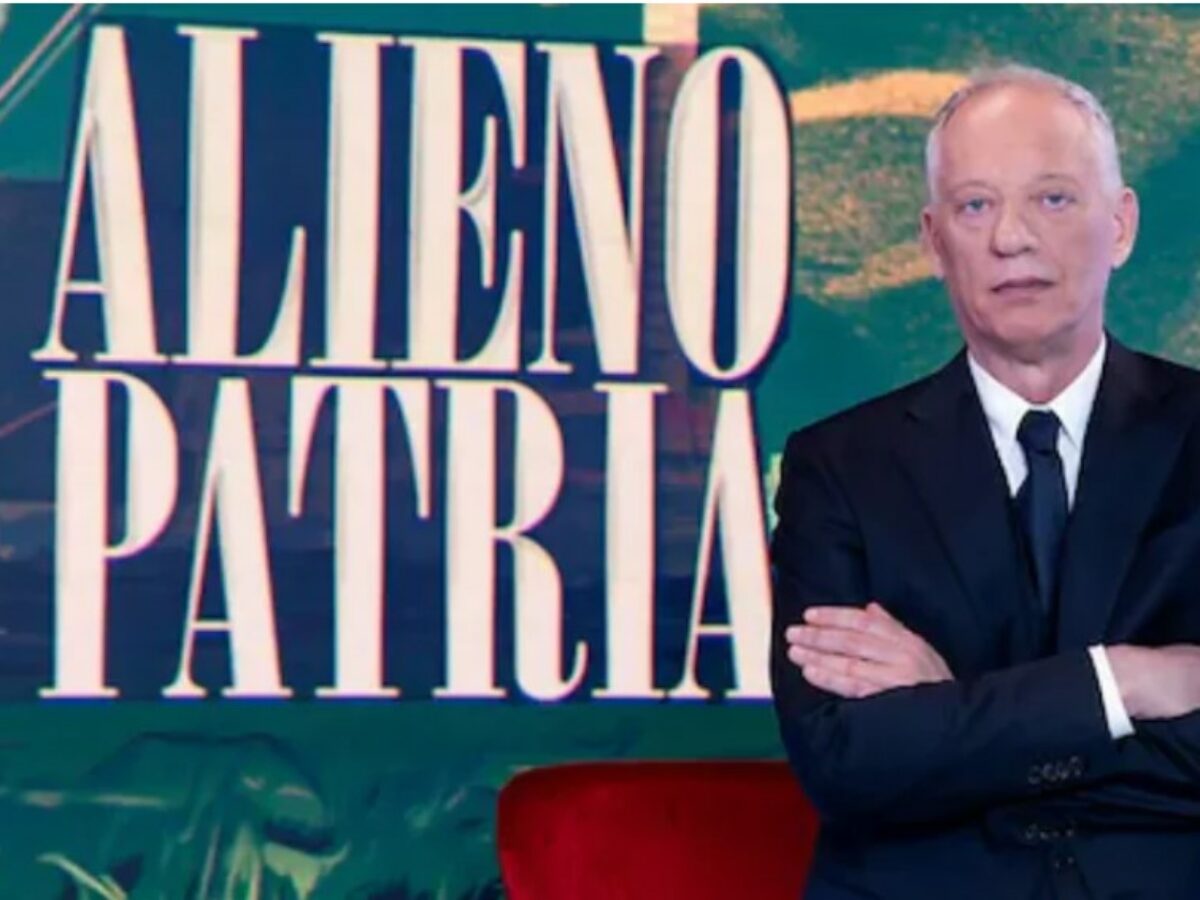“Un Alieno in Patria” con Peter Gomez, Manuela Moreno e Paolo Rossi: ospiti in studio Carlo Lucarelli, Lidia Ravera, Gianrico Carofiglio e Annalisa Terranova