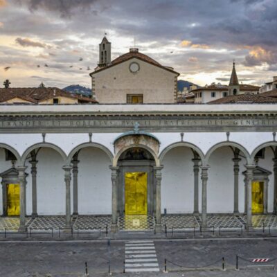 Copertina di La chiesa con le coperte d’oro dei migranti acceca la destra