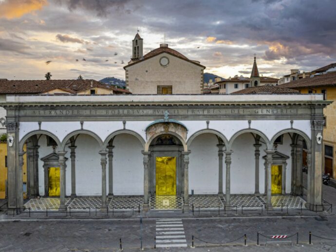 La chiesa con le coperte d’oro dei migranti acceca la destra
