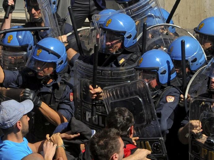 Polizia, ora il governo vuol scudare gli agenti da reati e disciplinare