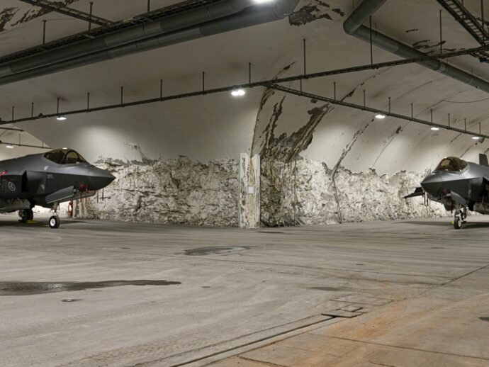 La Norvegia riapre i vecchi bunker militari della Guerra fredda e riattiva una base aerea e una navale