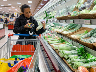 L’inflazione accelera in marzo e sale al 2%, spinta da alimentari e costi dell’energia