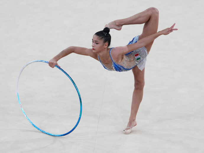 Caso Farfalle, coinvolta pure Sofia Raffaeli: “Costretta a spogliarsi ad ogni errore, è rimasta in mutande”