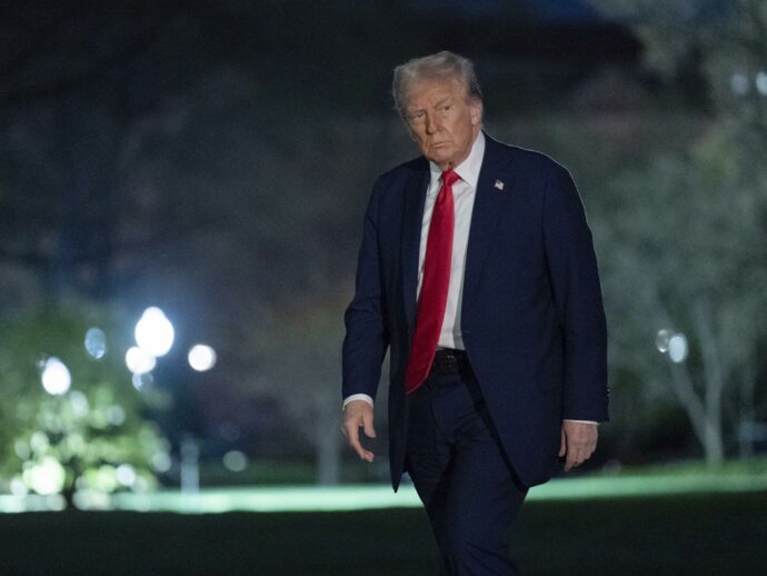 Ucraina, Trump: “Putin non si rimangerà la parola sull’accordo”. Medvedev: “I missili, anche nucleari, antidoto alla russofobia europea”