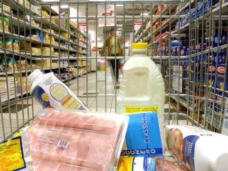 “Attenzione agli alimenti confezionati nella plastica, generano dei super batteri resistenti agli antibiotici”: la scoperta nel nuovo studio di Oxford