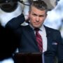 Copertina di “Hegseth condivideva i piani di guerra Usa con moglie e fratello”. Nuova chat di guai su Signal