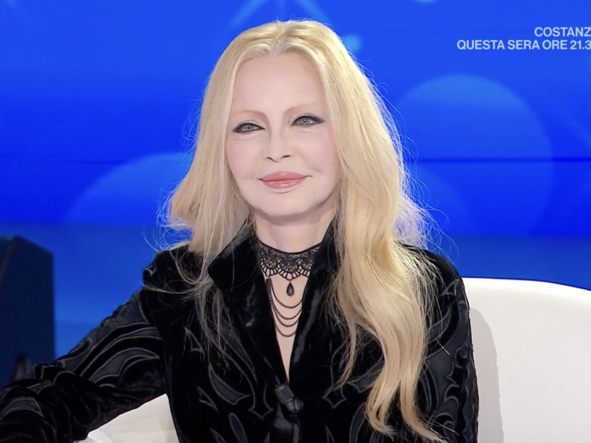 “Mi è cresciuto il seno ed è una tragedia”: lo sfogo di Patty Pravo a Domenica In. Mara Venier la tranquillizza in diretta: “L’ho visto ed è molto bello”