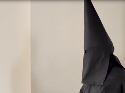 Copertina di “Mi sono pentito di aver messo incinta Kim Kardashian”: Kanye West senza freni in un’intervista surreale con un un cappuccio del Ku Klux Klan