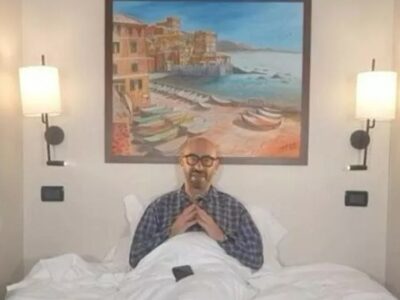 Copertina di Matteo Bassetti in pigiama sotto le coperte: “Vi spiego come mai dormire poco e male ha un impatto devastante sul nostro benessere”