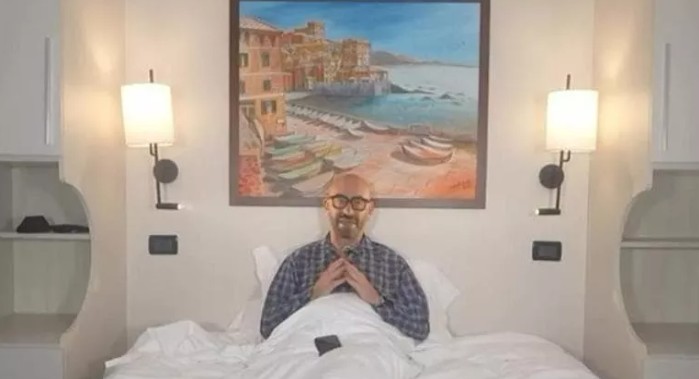 Matteo Bassetti in pigiama sotto le coperte: “Vi spiego come mai dormire poco e male ha un impatto devastante sul nostro benessere”