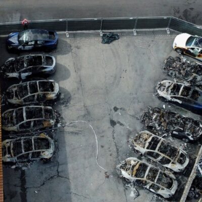 Copertina di A fuoco autosalone Tesla: caccia alla rete italiana anti-Musk. Il tycoon: “Terrorismo”