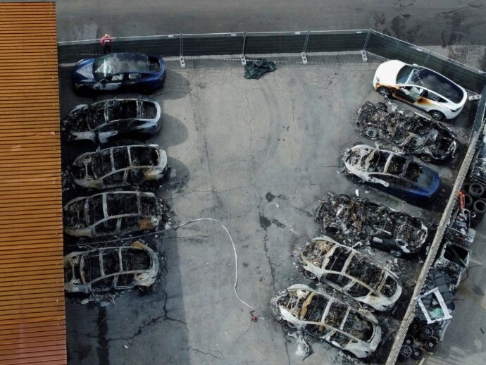 A fuoco autosalone Tesla: caccia alla rete italiana anti-Musk. Il tycoon: “Terrorismo”