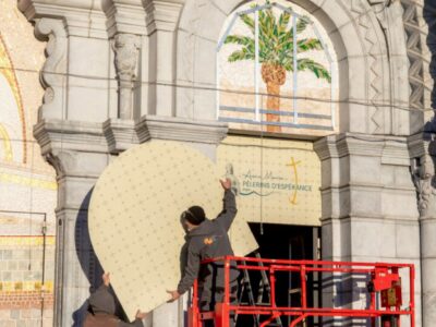 Copertina di A Lourdes coperti i mosaici di Rupnik