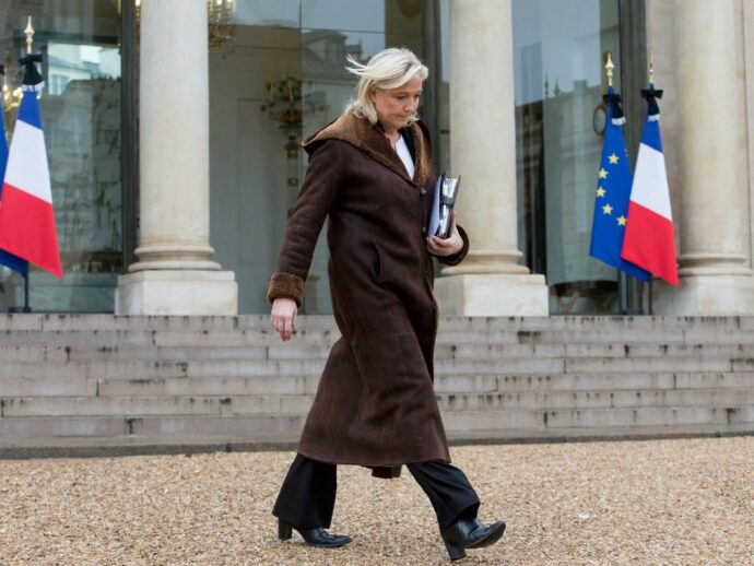 Le Pen ineleggibile da subito per “rischio recidiva”. “Ma non è più in Ue”