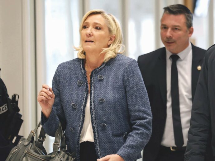 Copertina di  Le Pen condannata e fuori dalle elezioni