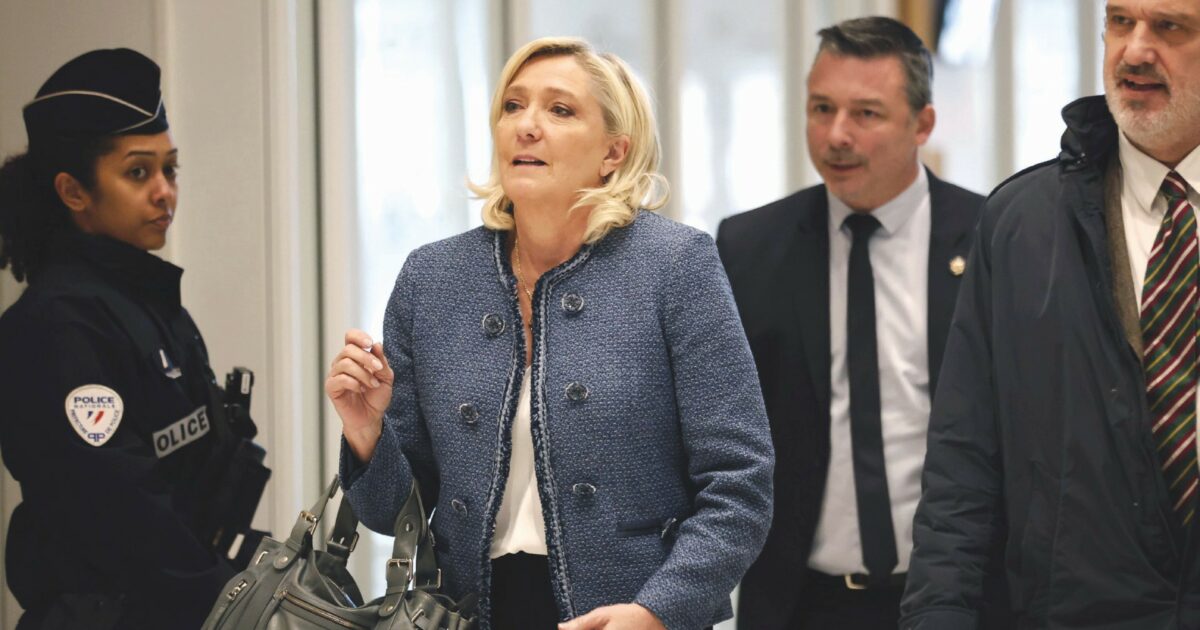 La settimana nera di Marine Le Pen: perquisizioni, condanne e nuova inchiesta. Ma cresce nei sondaggi