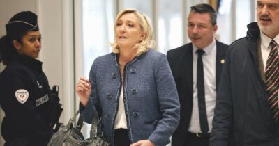 Copertina di La settimana nera di Marine Le Pen: perquisizioni, condanne e nuova inchiesta. Ma cresce nei sondaggi