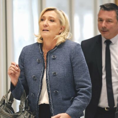 Copertina di Due anni e braccialetto, Le Pen condannata: “Francesi privati della favorita per l’Eliseo”