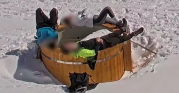 Tre escursionisti si sdraiano sul bordo di una tinozza al rifugio Fauniera, il gestore s’infuria (ma poi accade qualcosa)