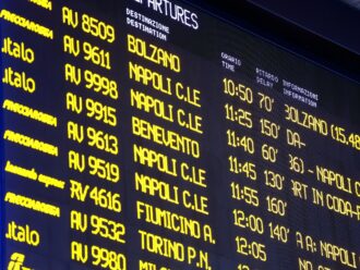 Circolazione rallentata sull’Alta velocità Roma-Napoli per “un guasto tecnico”, ritardi fino a 90 minuti