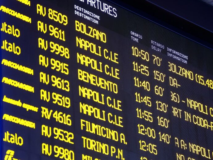 Circolazione rallentata sull’Alta velocità Roma-Napoli per “un guasto tecnico”, ritardi fino a 2 ore