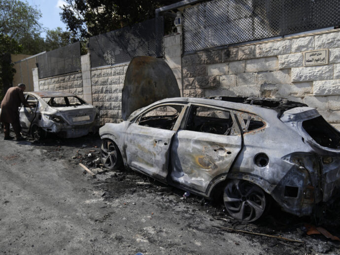 Coloni israeliani assaltano e incendiano un villaggio palestinese in Cisgiordania