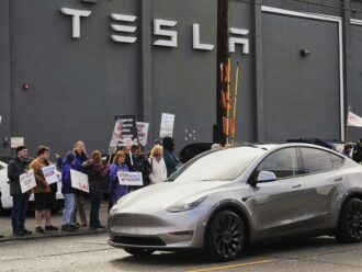 Tesla, deludono i dati del primo trimestre. Voci di un passo indietro di Musk dal governo