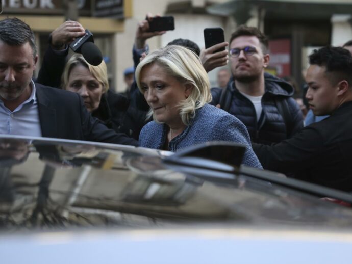 Le Pen, sotto scorta la giudice che l’ha condannata. La Corte d’appello dà i tempi per la sentenza: estate 2026
