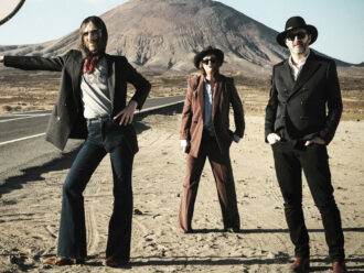 Copertina di Baustelle: "Moana Pozzi è stata giudicata da ipocriti che nascondevano la loro pornografia sotto il tappeto"