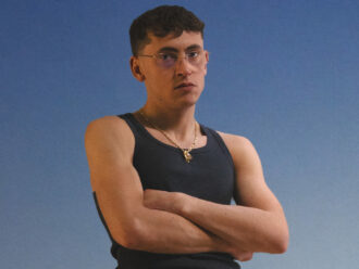 Copertina di “Senza papà Gianni Morandi non avrei imparato il valore dei soldi. Milano è la città del diavolo”: parla Tredici Pietro