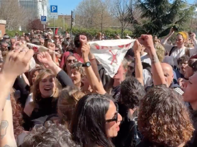 Copertina di Askatasuna, applausi e cori per gli attivisti assolti: i festeggiamenti fuori dal tribunale di Torino