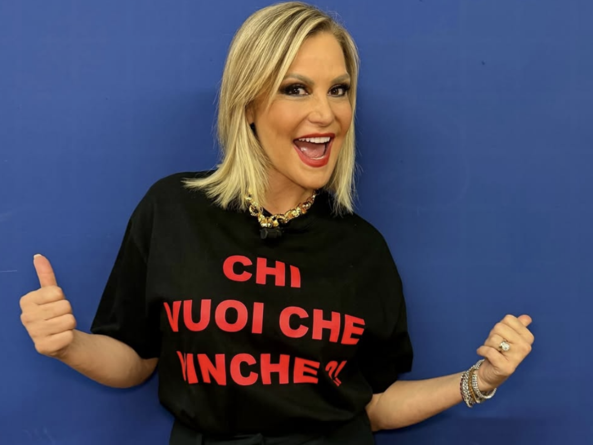 Simona Ventura compie 60 anni: “Mi riconosco nella storia di Chiara Ferragni con Fedez. Con Stefano Bettarini sono alti e bassi. Vie di mezzo, mai!”